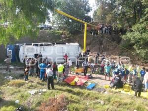 VUELCA CAMIÓN . TRANSPORTE PÚBLICO