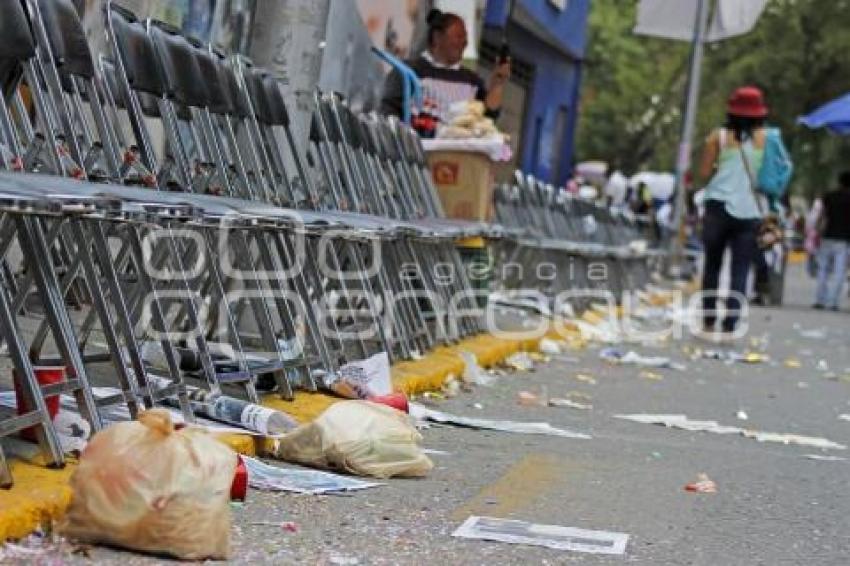 DESFILE 5 DE MAYO . BASURA