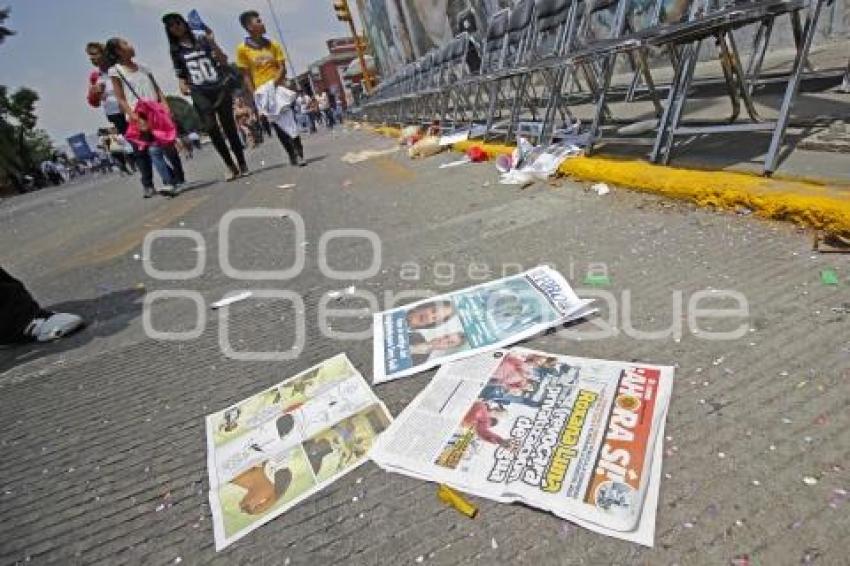 DESFILE 5 DE MAYO . BASURA