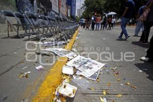 DESFILE 5 DE MAYO . BASURA