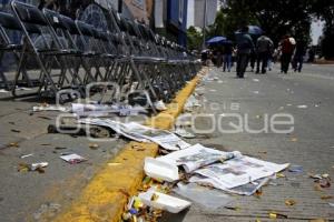 DESFILE 5 DE MAYO . BASURA