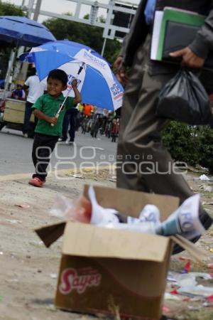 DESFILE 5 DE MAYO . BASURA