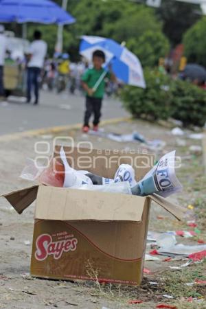 DESFILE 5 DE MAYO . BASURA