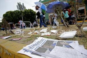 DESFILE 5 DE MAYO . BASURA