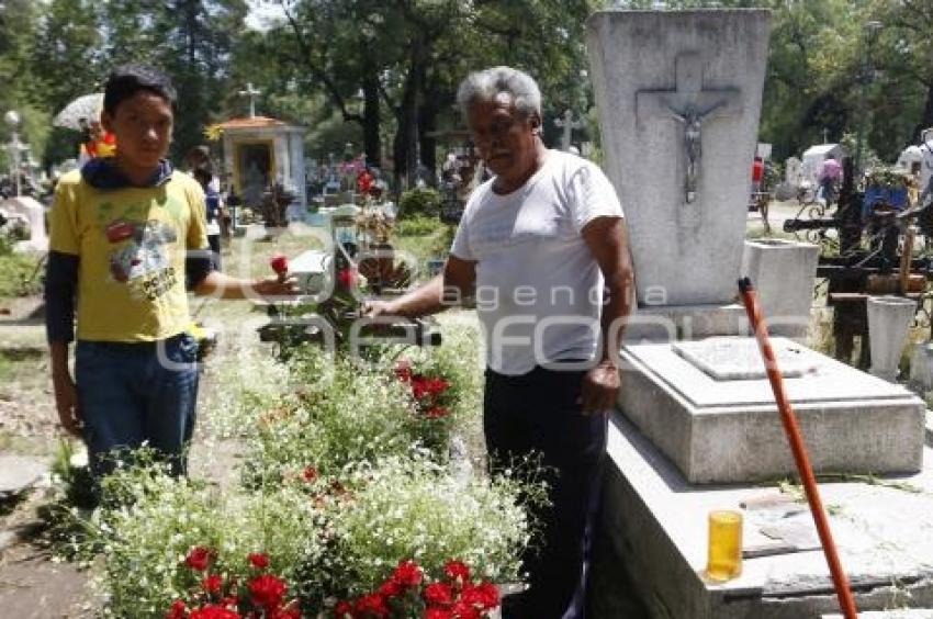 DÍA DE LAS MADRES . PANTEONES