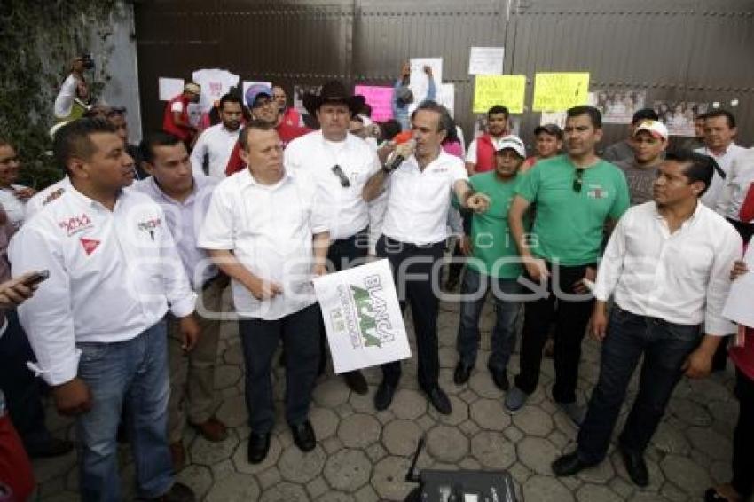 MANIFESTACIÓN PRIISTAS FRENTE CASA PUEBLA