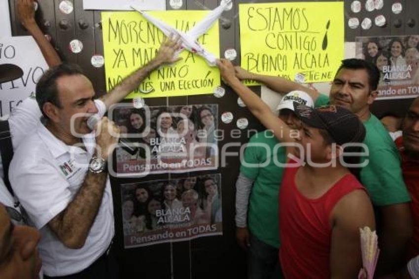 MANIFESTACIÓN PRIISTAS FRENTE CASA PUEBLA