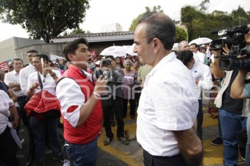 MANIFESTACIÓN PRIISTAS FRENTE CASA PUEBLA