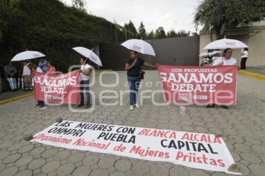 MANIFESTACIÓN PRIISTAS FRENTE CASA PUEBLA