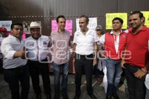 MANIFESTACIÓN PRIISTAS FRENTE CASA PUEBLA