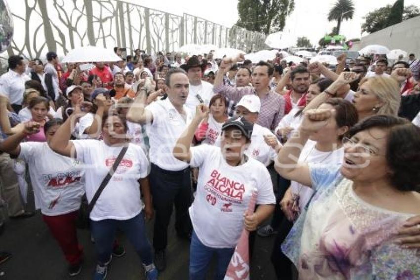 MANIFESTACIÓN PRIISTAS FRENTE CASA PUEBLA