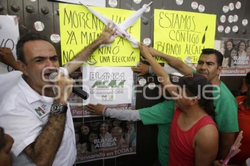 MANIFESTACIÓN PRIISTAS FRENTE CASA PUEBLA