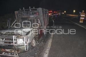 TEHUACÁN . INCENDIO DE CONTENEDORES