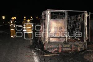 TEHUACÁN . INCENDIO DE CONTENEDORES