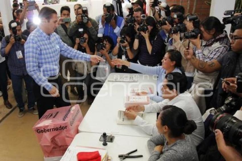 ELECCIONES . RAFAEL MORENO VALLE . VOTO