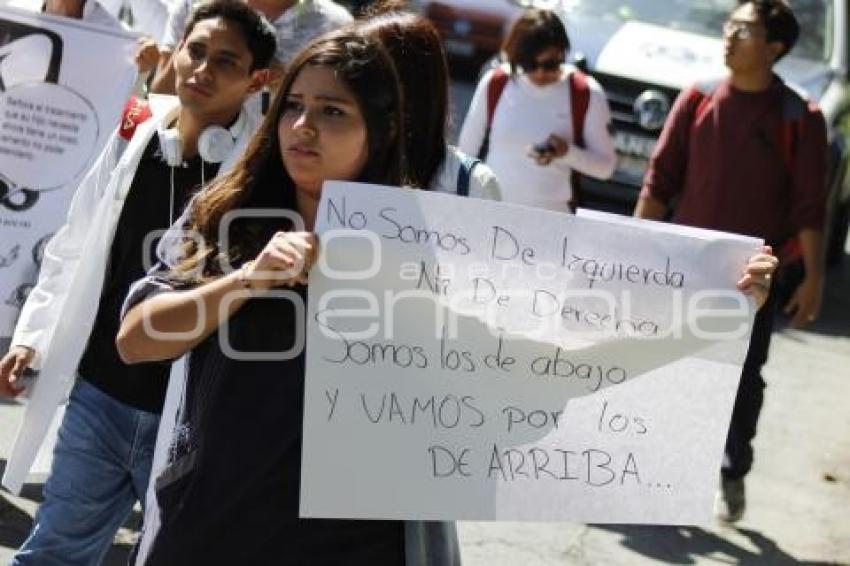 ESTUDIANTES DE MEDICINA MANIFESTACIÓN