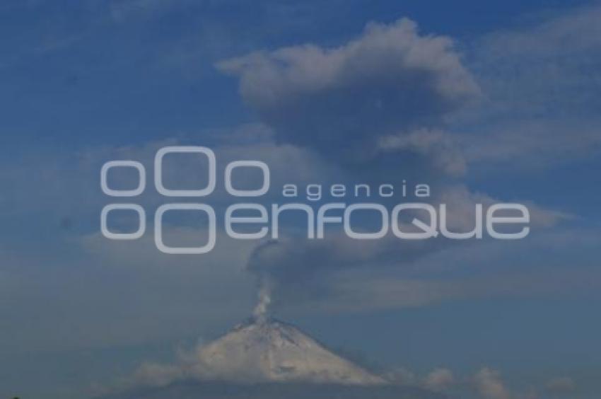 VOLCÁN POPOCATÉPETL . FUMAROLA