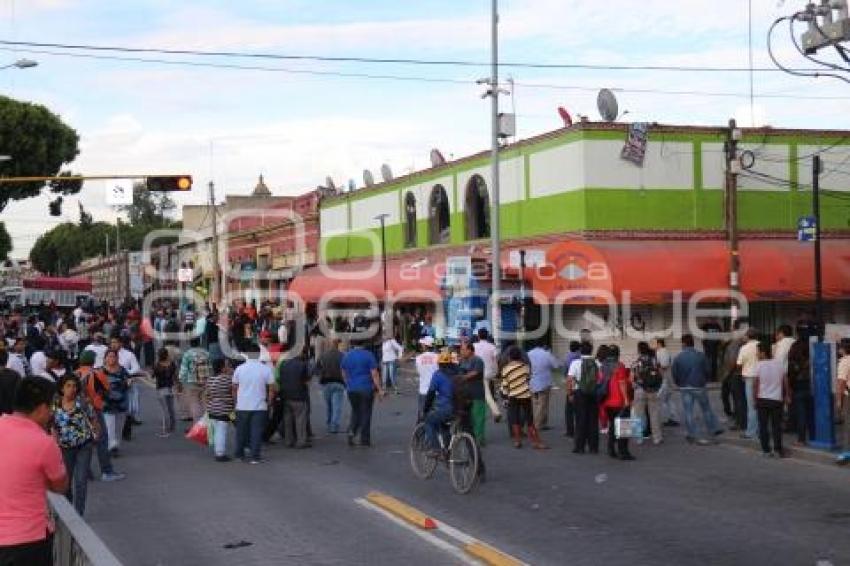 RIÑA CAMPAL MERCADO LA RAZA