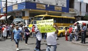 AMBULANTES CIERRAN CALLES . TEXMELUCAN