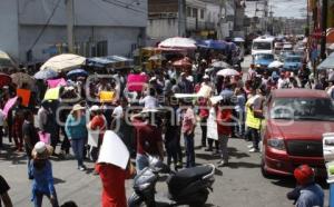 AMBULANTES CIERRAN CALLES . TEXMELUCAN