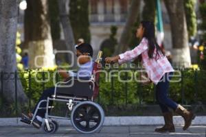 VIDA COTIDIANA . NIÑO SILLA DE RUEDAS