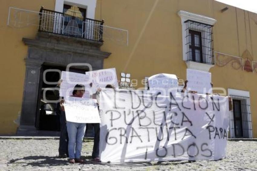 MANIFESTACIÓN PADRES DE FAMILIA TEHUACÁN