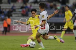 FÚTBOL . LOBOS VS LOROS