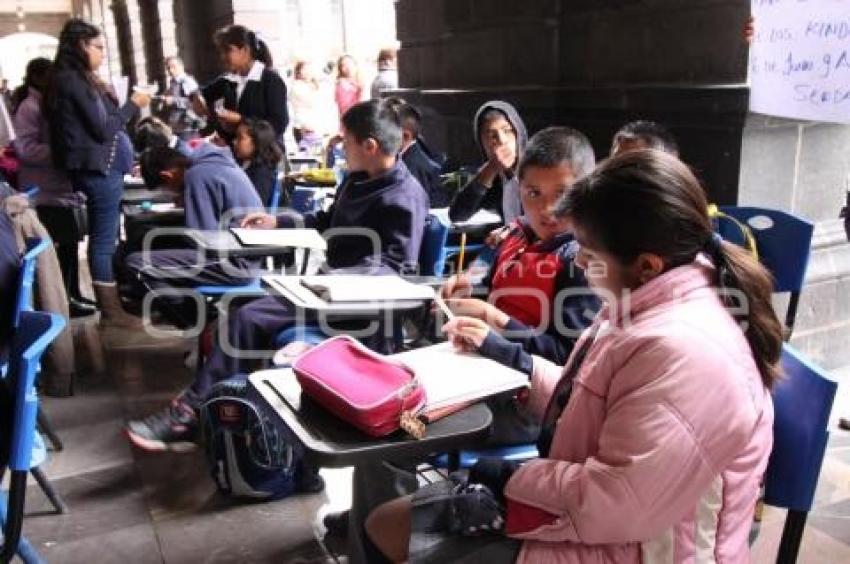 ANTORCHISTAS TOMAN CLASES FRENTE AL PALACIO