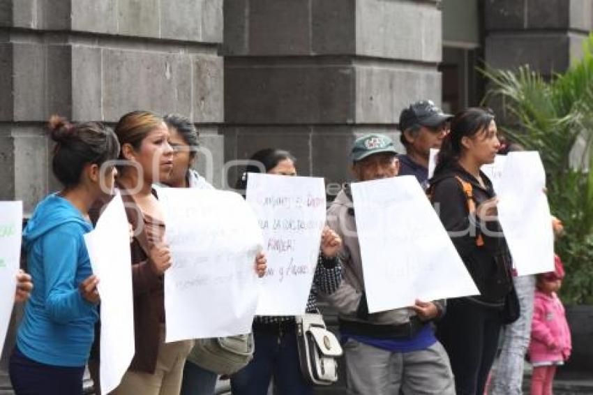 ANTORCHISTAS TOMAN CLASES FRENTE AL PALACIO