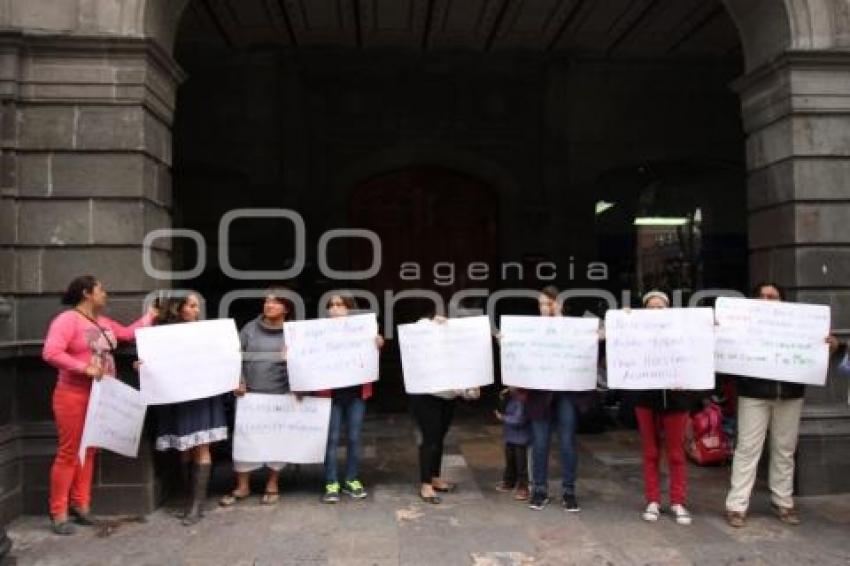 ANTORCHISTAS TOMAN CLASES FRENTE AL PALACIO