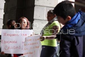 ANTORCHISTAS TOMAN CLASES FRENTE AL PALACIO