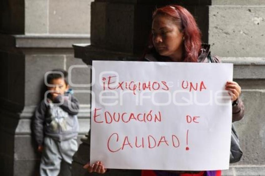 ANTORCHISTAS TOMAN CLASES FRENTE AL PALACIO