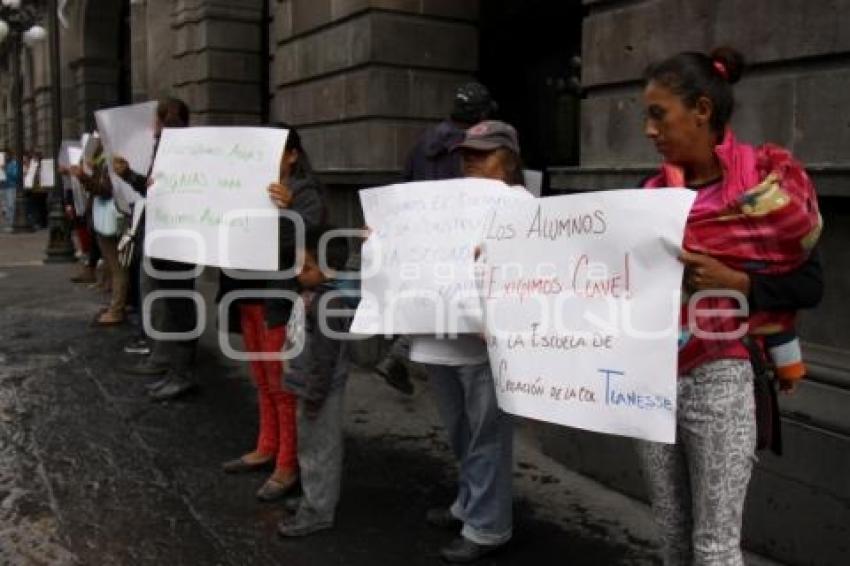 ANTORCHISTAS TOMAN CLASES FRENTE AL PALACIO