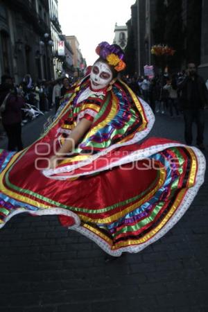 FESTIVAL CON LOS PIES POR DELANTE