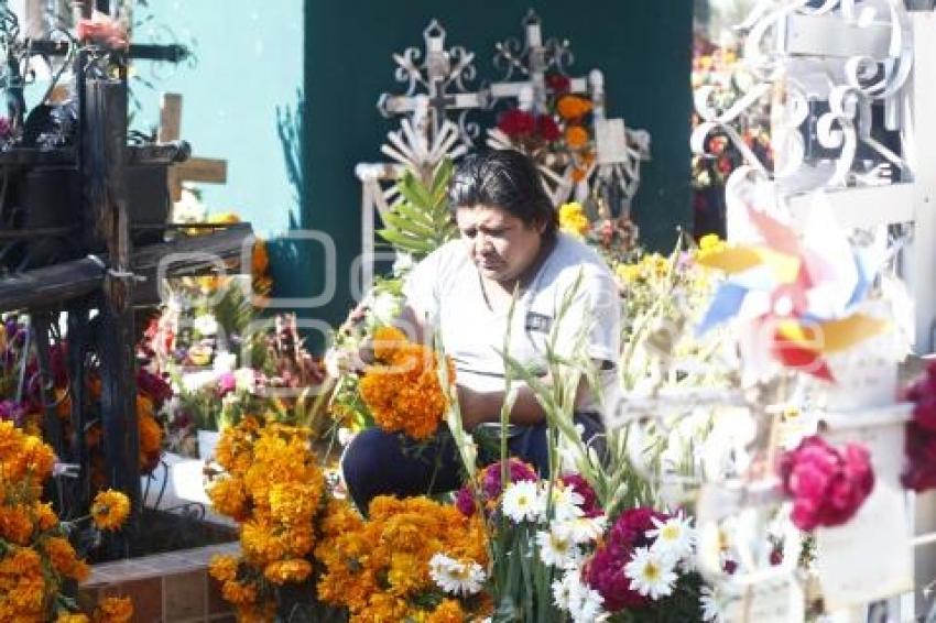 DÍA DE MUERTOS . PANTEONES
