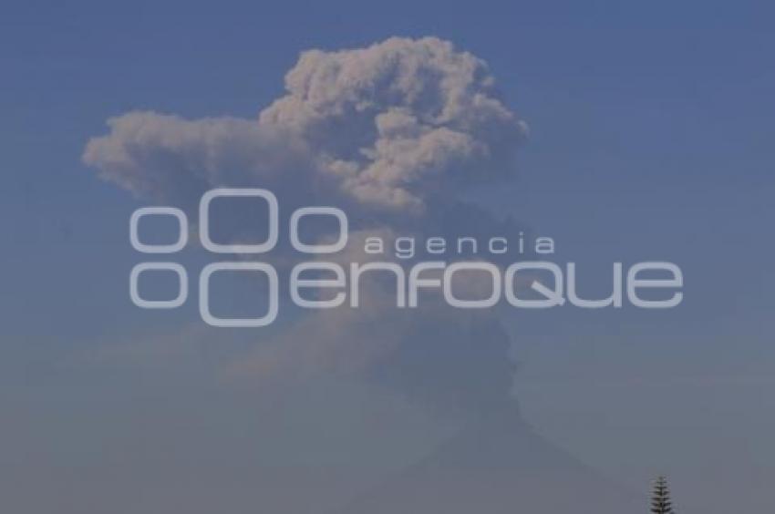 VOLCÁN POPOCATÉPETL . FUMAROLA