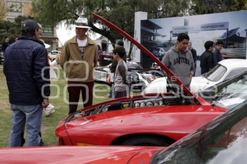 UDLAP . AUTOMÓVIL ANTIGUO