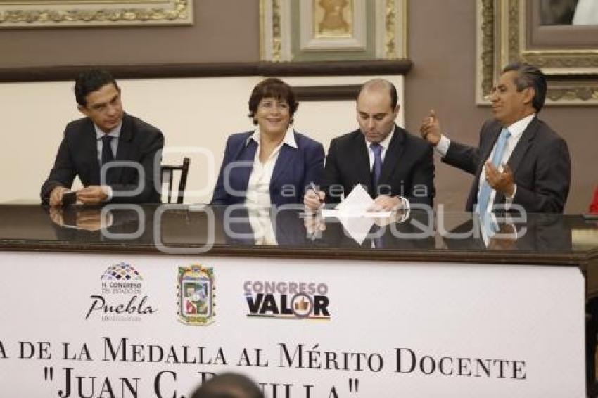 CONGRESO . MEDALLA AL MÉRITO DOCENTE