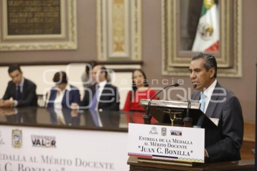 CONGRESO . MEDALLA AL MÉRITO DOCENTE