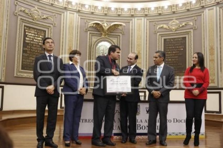 CONGRESO . MEDALLA AL MÉRITO DOCENTE