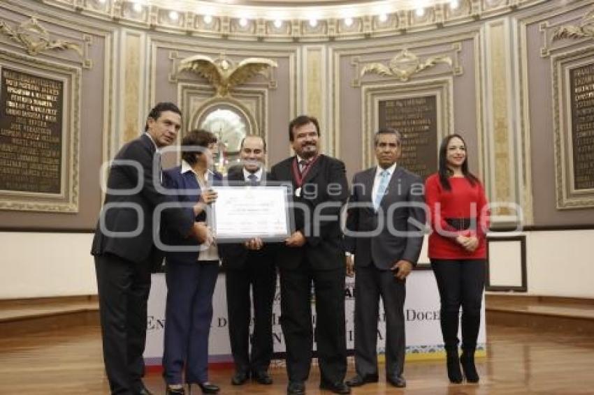 CONGRESO . MEDALLA AL MÉRITO DOCENTE