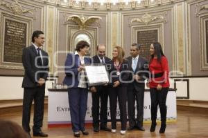 CONGRESO . MEDALLA AL MÉRITO DOCENTE