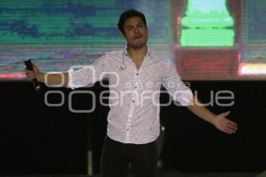 FESTEJO AÑO NUEVO . CARLOS RIVERA