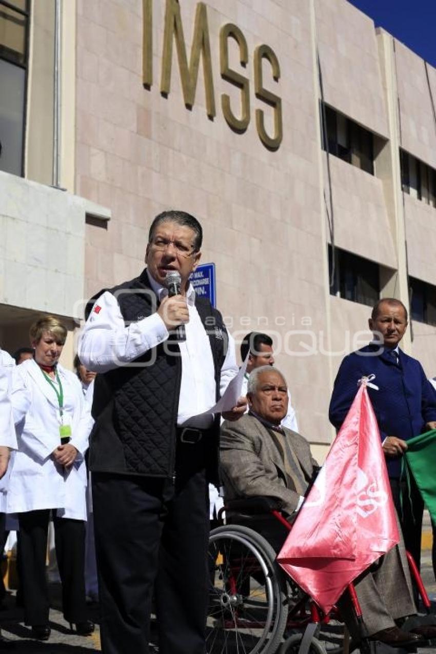 IMSS . ENTREGA AMBULANCIAS