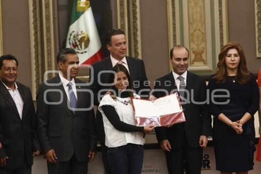 ENTREGA DE BECAS ÁNGELES ESPINOSA YGLESIAS