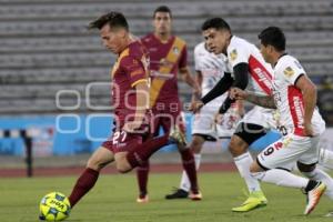 FÚTBOL . LOBOS VS CORAS