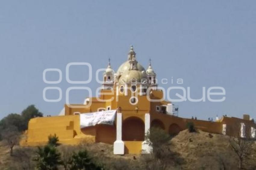 COLOCAN MANTA EN CHOLULA