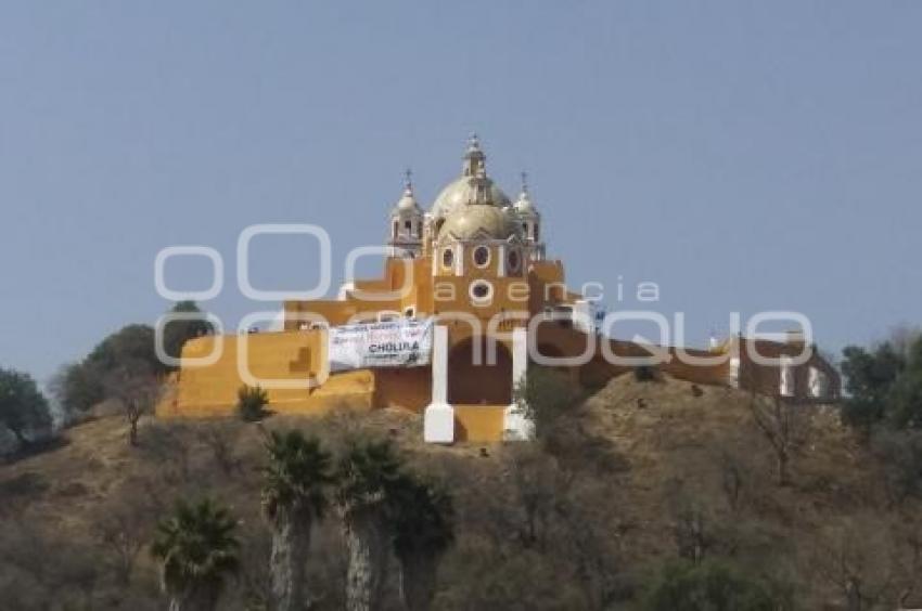 COLOCAN MANTA EN CHOLULA