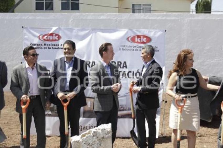 COLOCACIÓN PRIMERA PIEDRA . CMIC