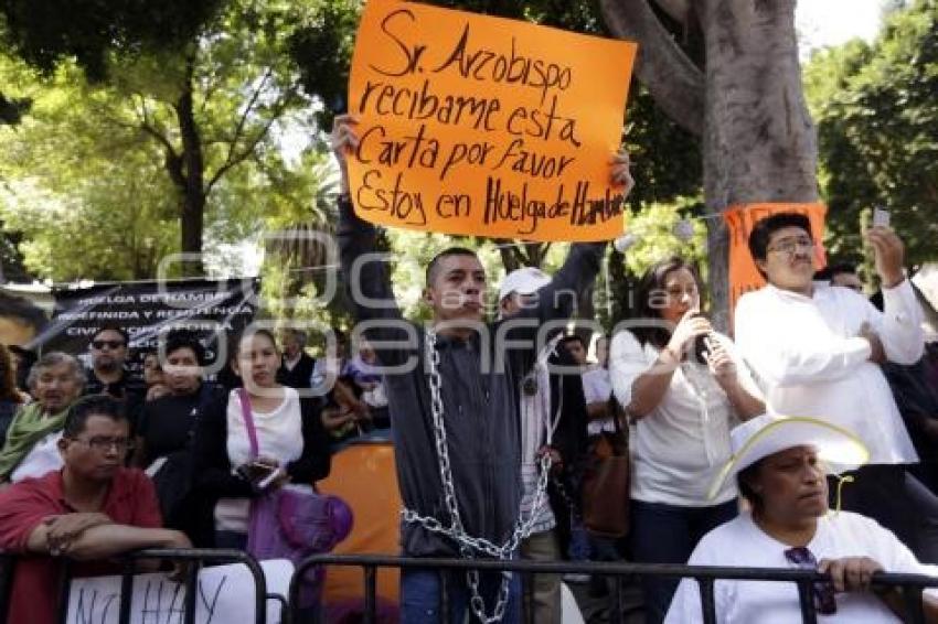 MANIFESTANTES . PROCESIÓN